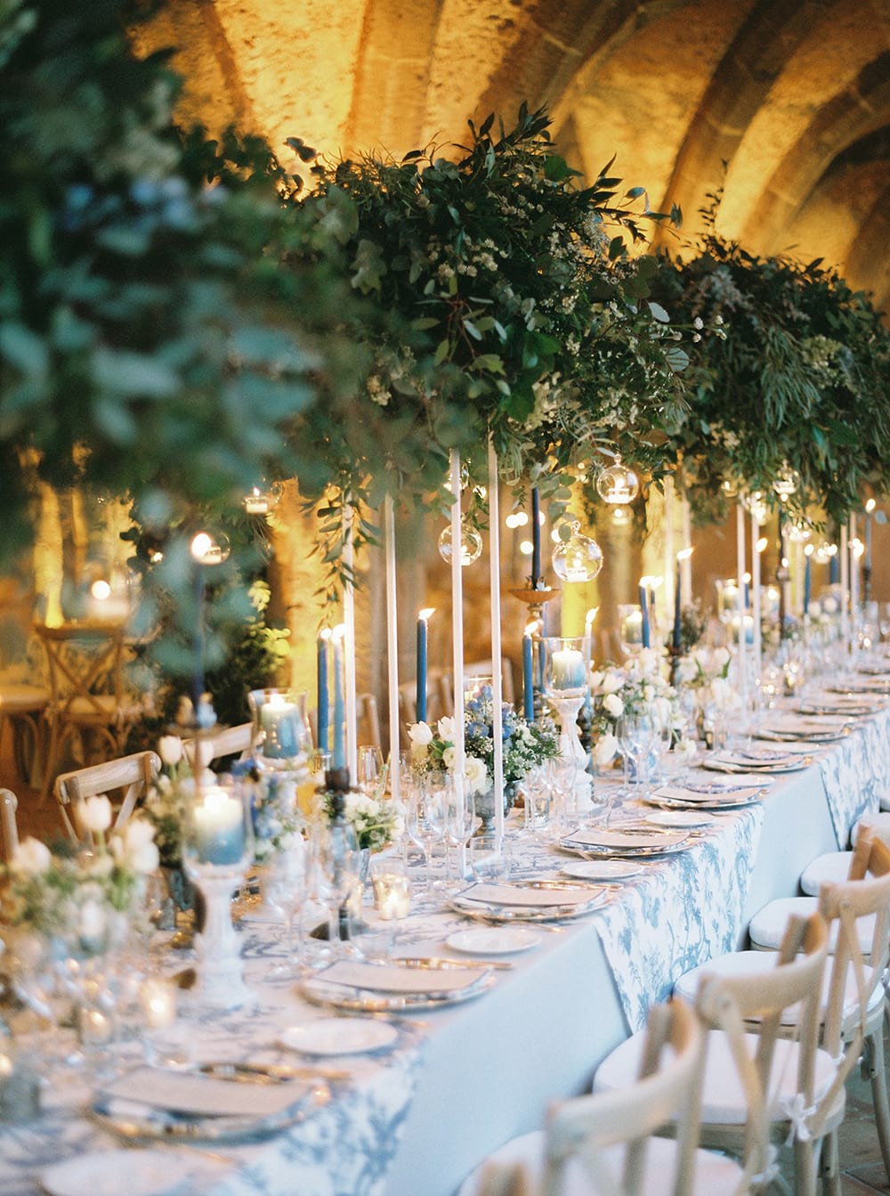 wedding villa cimbrone reception blue and white with greenery